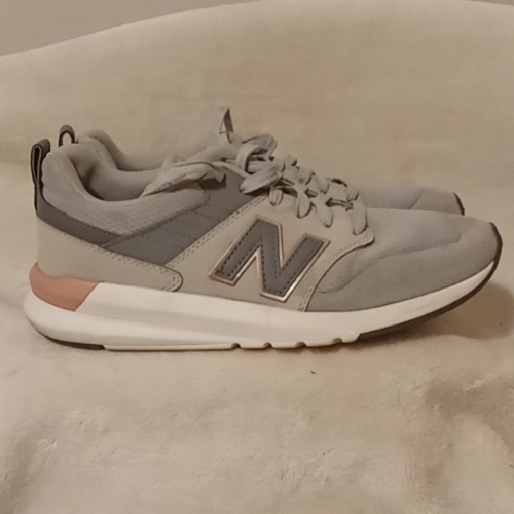 New Balance Women's 009v1 Training Shoes Cream and Gray Sneakers Size 8.5